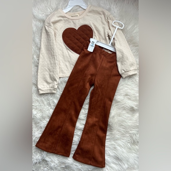 Toddler Girl BTween Heart Flocked Top & Flare Suede Leggings Set Size 4T - Picture 2 of 5